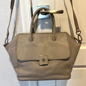 TORY BURCH Taupe Pebbled Grain Leather Handbag with adjustable strap.